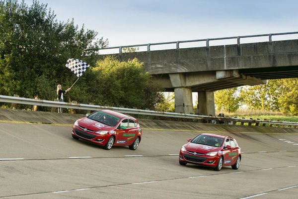 Opel : tentative pour deux Astra de décrocher 18 records sur circuit à haute vitesse