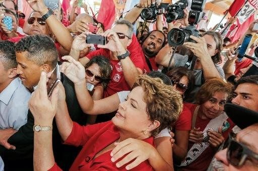Dilma Rousseff a remercié les électeurs pour sa victoire, saluée par ses militants aux cris de "un deux trois, Dilma encore une fois !"