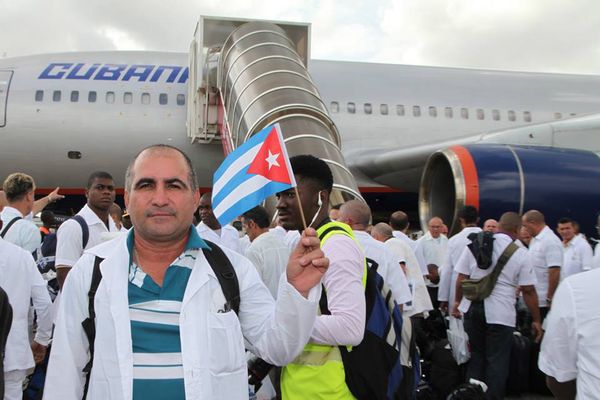 Arrivée des médecins cubains à Freetown, Sierra Leone.