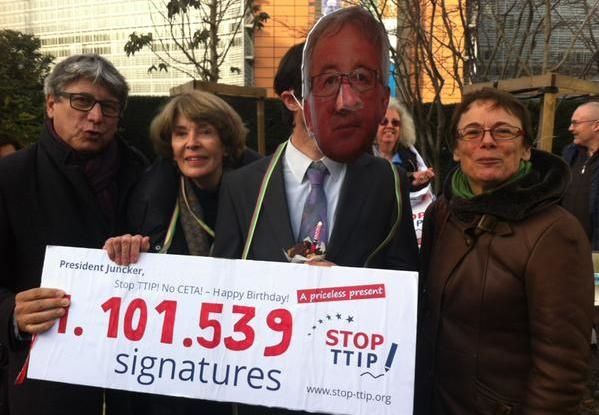 Mardi matin devant la Comission européenne à Bruxelles, le collectif Stop Tafta fête à sa façon l’anniversaire des soixante ans de Jean-Claude Junker,