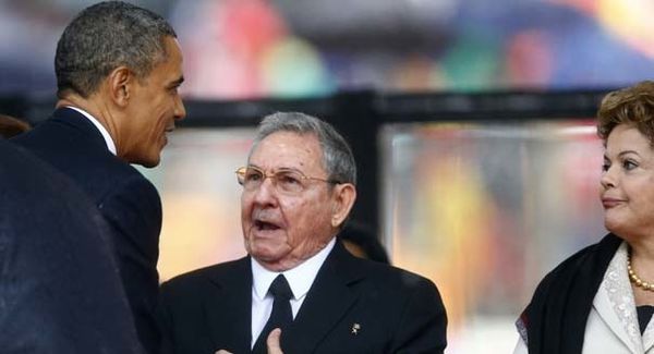 Raul Castro et Barrack Obama s'étaient serrés la main aux obsèques de Nelson Mandela. Photo : Reuters