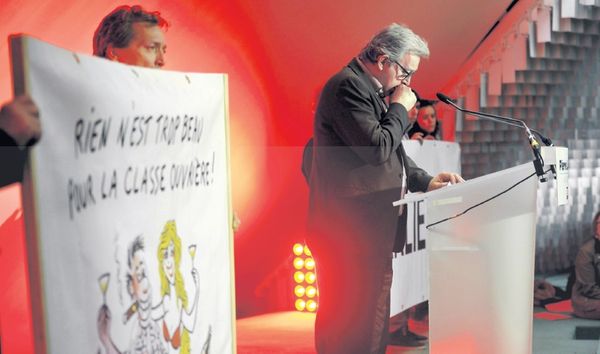 L’émotion de Pierre Laurent, secrétaire national du PCF, hier, à paris, lors de ses vœux. Photo Patrick Nussbaum