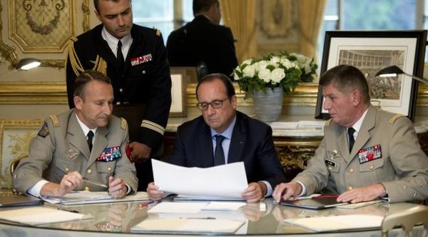 François Hollande en discussion avec l'Etat major des armées. photo AFP
