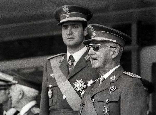 Juan Carlos aux côtés du dictateur Francisco Franco lors d’un défilé militaire à Madrid le 10 juin 1971. AFP archives