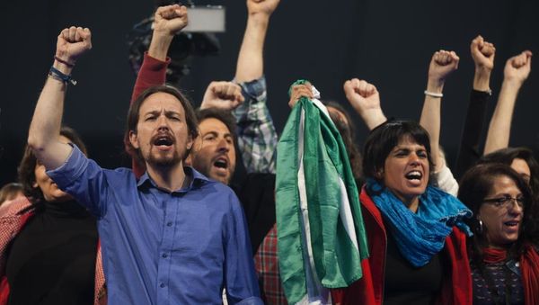 Le leader de Podemos Pablo Iglesias (G) à côté de Teresa Rodriguez, la candidate du parti en Andalousie, lors du meeting de fin de campagne à Dos Hermanas, près de Seville, le 20 mars 2015. afp