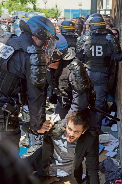 Réfugiés de la Halle Pajol : Valls sort la matraque