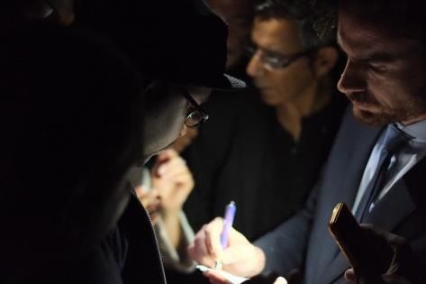 Mathieu Vicherat, le dircab’ d'Anne Hidalgo, prend la plume et rédige les engagements de la Ville de Paris et de l’Etat sur un bloc-note de journaliste. Photo : Pierre Duquesne