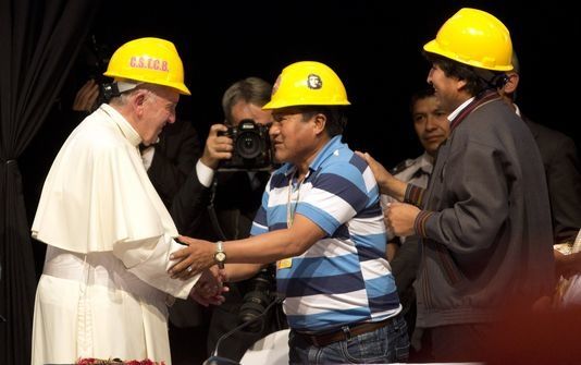 Le pape François avec des mineurs, à Santa Cruz, en Bolivie, le 9 juillet 2015. Rodrigo Abd / AP