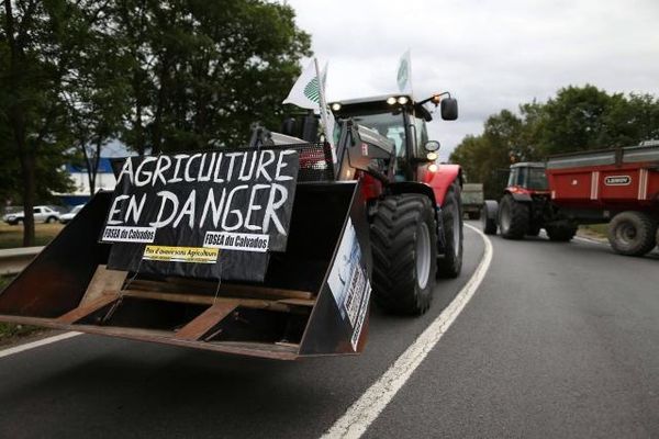 Plusieurs dizaines d'éleveurs en colère ont commencé à bloquer les quatre principaux accès au périphérique de Caen. | Charly Triballeau - AFP