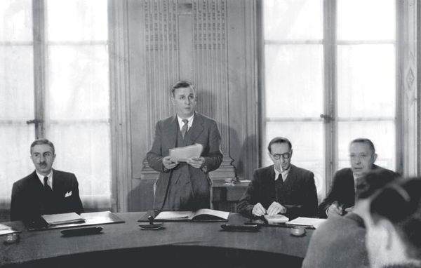 Décembre 1945, Ambroise Croizat en conférence de presse avec à sa droite Pierre Laroque, l'un de ses collaborateurs. Photo R.Viollet/LAPPI