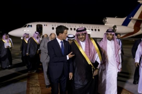 Le Premier ministre Manuel Valls s'entretient avec le ministre saoudien de l'Intérieur Mohammed bin Nayef bin Abdulaziz à son arrivée à Ryad, le 12 octobre 2015 (AFP/KENZO TRIBOUILLARD)