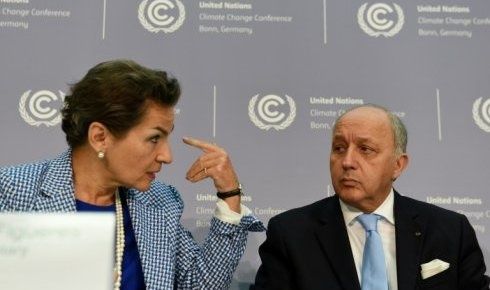 La secrétaire exécutive de la convention cadre des Nations Unies, Christiana Figueres, et le ministre français des Affaires étrangères Laurent Fabius, lors d'une conférence de presse à Bonn, le 20 octobre 2015 (AFP - PATRIK STOLLARZ)