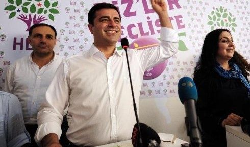 Selahattin Demirtas, du parti kurde HDP (Parti démocratique du peuple), le 7 juin 2015 lors d'une conférence de presse à Istanbul (AFP/Archives - OZAN KOSE)