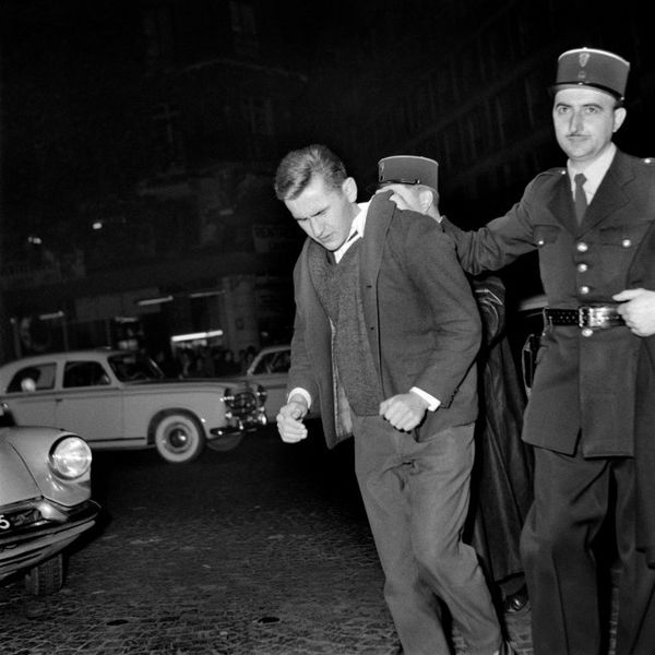 Paris le 27 octobre 1960, un manifestant est arrêté par un policier lors d’incidents quand un meeting à la Mutualité pour « la paix en Algérie » est organisé par l’Union nationale des Etudiants de France (Unef) et perturbé par une contre-manifestation - AFP PHOTO
