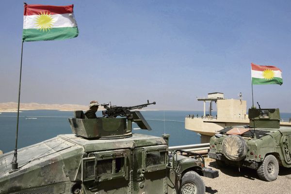 En août 2014, le barrage de Mossoul, tenu par les Peshmergas kurdes (notre photo) avait été pris par daesh. Les Kurdes ont depuis regagné le terrain, mais la défense de cet édifice indispensable à la consommation d'eau et à l'irrigation des cultures de la province de Ninive, reste incertaine. Photo : Youssef Boudlal/Reuters