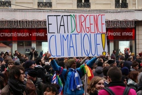 Des milliers de personnes main dans la main pour prendre la planète en main - 29 novembre 2015 à Paris © Myriam Thiebaut