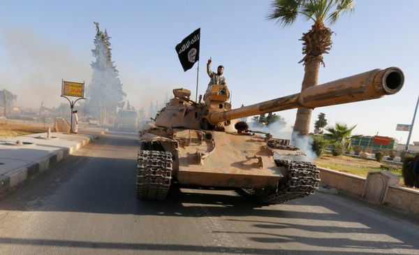 Un char de l'EI près de Raqqa © REUTERS/Stringer