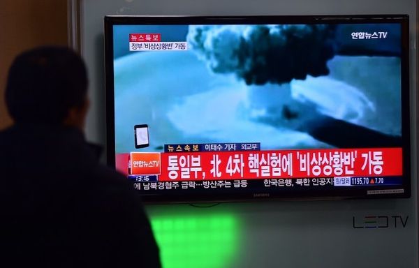 Une personne regardant les images de l'essai nucléaire en Corée du Nord, le 6 janvier. - JUNG YEON-JE / AFP