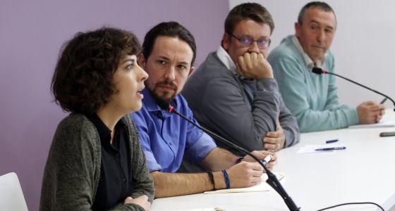 Le leader de Podemos, Pablo Iglesias, ce mardi, en compagnie d'Alexandra Fernandez, Xavier Domenech et Joan Baldovi . / Carlos Rosillo