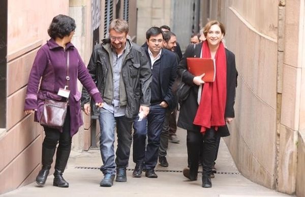 Xavier Domènech, Gerardo Pisarello et Ada Colau, parmi d'autres dirigeants de En Comú Podem, dans le Pati Llimona de Barcelona. Photo Danni Caminal