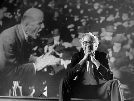 Bernie Sanders (au premier plan) n’hésite pas à citer le syndicaliste, socialiste, plusieurs fois candidats à la Maison Blanche, Eugène Debs (au deuxième plan). Cependant son aile gauche le critique beaucoup en ce qu’il n’est pas aussi radical que Debs le fut
