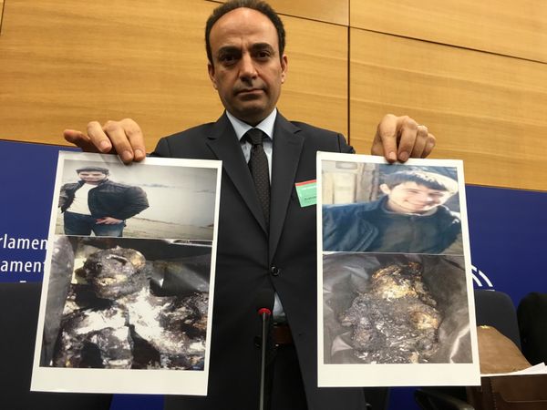 Le député kurde Osman Baydemir, présente des photos témoignant des crimes commis contre des civils kurdes à Cizré. Photo Jean-Jacques Régibier