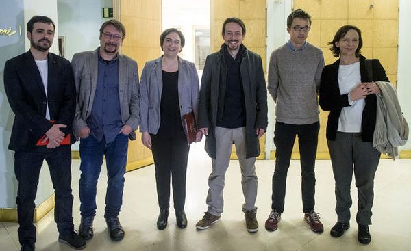 Alberto Garzón (IU), Xavi Domènech, Ada Colau (En Comú), Pablo Iglesias, Íñigo Errejón y Carolina Bescansa Álvaro Gago (Podemos)
