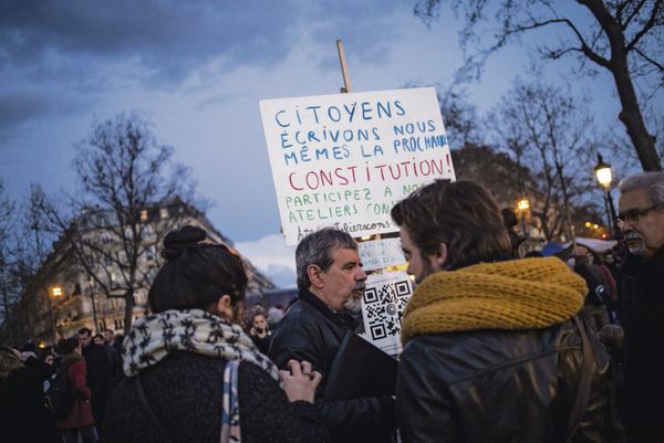 Au neuvième soir, sur la place parisienne, plusieurs centaines de personnes pensent, échangent et débattent. (Photo : Romain Beurrier/REA)