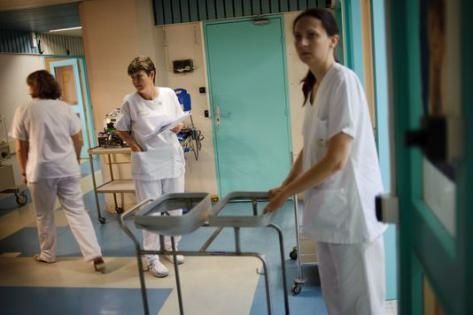 36 % des fonctionnaires travaillent le dimanche, contre 25 % dans le privé, et que 17,5 % travaillent la nuit, contre 14,9 % dans le privé. Photo : AFP