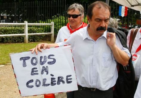 Lors d'un déplacement sur le site pétrochimique de Lavéra à Martigues (Bouches-du-Rhône), samedi, Philippe Martinez a prédit une mobilisation « énorme » contre le projet de loi travail. Photo : AFP