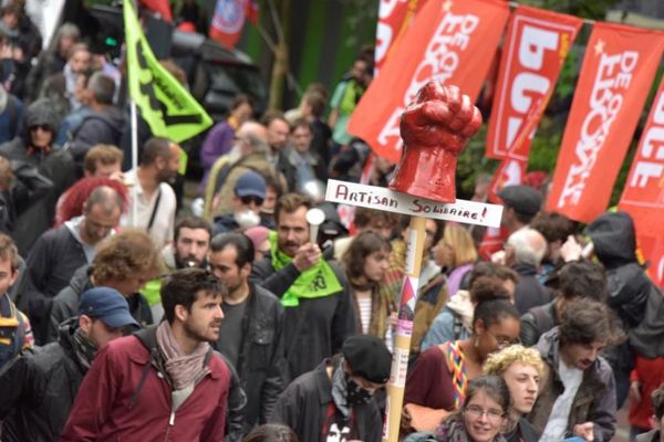 Aux abois, Hollande menace d'interdire les manifestations