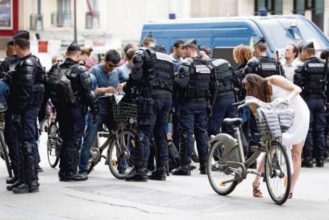 Contrôles aux abords de la manifestation contre la loi travail, le 28 juin, à Paris. Photo : AFP