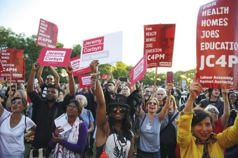 Les partisans de Jeremy Corbyn manifestant, le 15 août, leur soutien au chef actuel du Labour. Photo Danuel Leal-Olivas / AFP