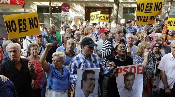 Sympathisant de Sanchez devant le siège du PSOE à Madrid