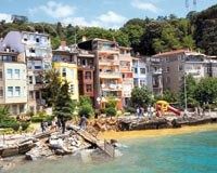 Istanbul, Bosphore : un cargo dans le yali !