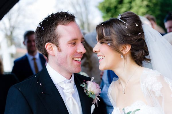 Mariage apprendre Claire et James ont choisi un thème de fleur rose pour leur mariage printemps ensoleillé!