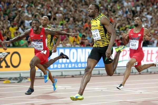 Gatlin a beau se jeter sur la ligne, c'est bien Bolt qui franchit la ligne en vainqueur à Pékin. Lee Jin-man/AP/SIPA