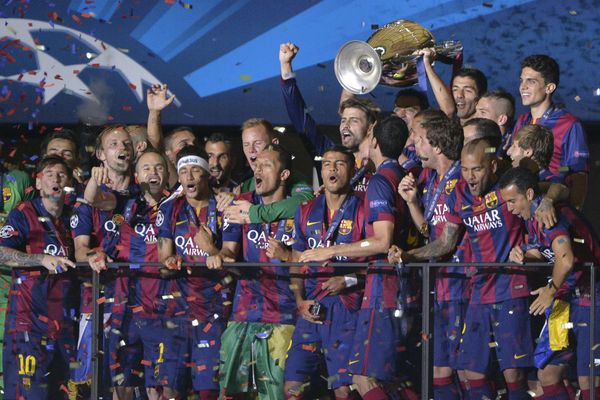 Dans la nuit de Berlin, les Barcelonais célèbrent leur 5e victoire en C1. AFP PHOTO / OLIVER LANG