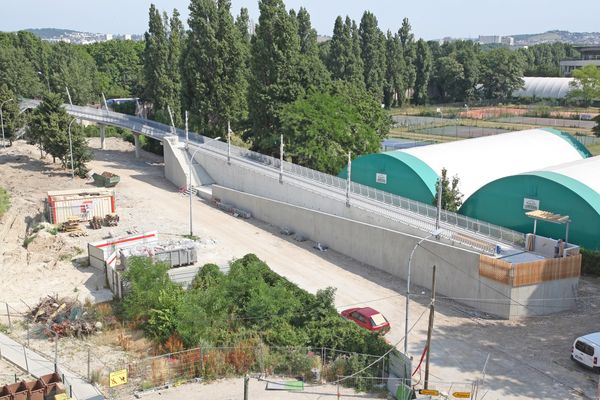 Colombes : une passerelle sur l'A86 réaménagée