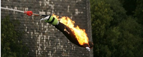 Yoni Roch de Colombes : le plus haut saut à l’élastique en étant enflammé !