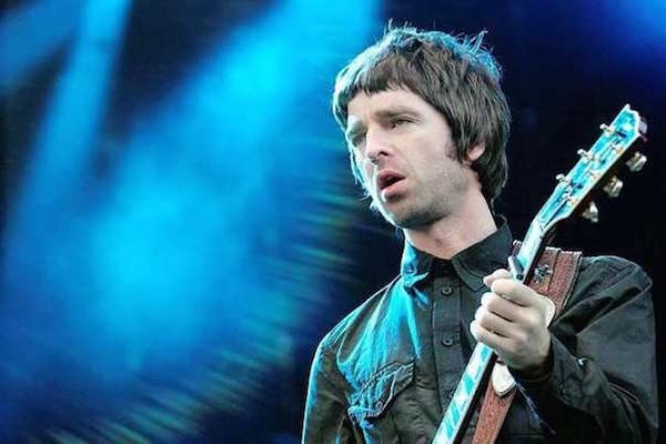 Et la lumière fut... C'est Noël avant l'heure ! et Noel Gallagher éclaire la nuit d'une lumière rock avec “Do The Damage”qu'il a mis en ligne hier donc profitez bien de ce morceau avant de nouvelles coupures électriques !