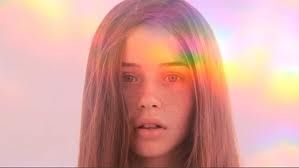 Eblouissement La voix de Flo Morrissey est énorme,Cette jeune anglaise de 18 ans vient de nous éblouir avec toute la grâce et la simplicité de sa musique. Ça relève de l’étonnement, je suis resté bouche bée devant sa prestation sur les différentes vidéo qui son sur mon blog autant vous en faire profitez cher amis l'amour est bleu !