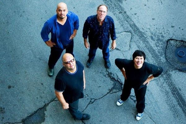 Pixies, réédition du chef-d’oeuvre “Doolittle” du rock orgasmique toujours influent, qui avait fait basculé la planète,avec ses avalanches de tubes le Père Noël Frank Black n’a jamais vieilli tout comme son album culte il y a 25 ans ! Le plus grand album des Lutins !
