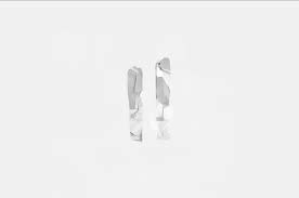 Jumo un jeune talent qui n'est pas prêt de nous endormir, il sort "Sleep" dans un mini EP nommé "Hylé" pleins de petits sons de bruits futuristes, une vrai réjouissance, en plus mixé par Atome de C2C l'horizon et belle pour ce jeune auteur le rêve est permis !