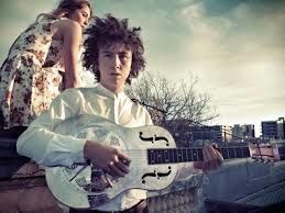 Voici De la musique franchement cool qui pourrait nous faire penser que Bob Dylan à son successeur il s'agit de l'Australien Qui a dégoté une livre sur l'amour j'ai nommé Mr Fraser A. Gorman avec "Book Of Love" des pages d'amour tranquillou dans un livre qui a le coeur qui bat !