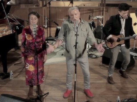 Aujourd'hui j'ai eu peur, j'ai cru que tout allait de travers, ce matin,ce midi, j'ai brassé mes idées rassemblé mes forces et là je me suis dit mais oui , il n'y a que lui et elle pour me sortir de mes "Idées Noires" Bernard Lavilliers et Catherine Ringer en duo pour que la nouvelle année soit pleine d'idées blanches ! Acoustiquement vôtre !