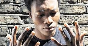 La mélancolie et la grâce ,Benjamin Clementine vous souhaite vos "Condolence", "At Least for Now" est le premier disque envoûtant et singulier de cet artiste londonien qui je le dis depuis 2013 va bouleverser la planète, et la musique soul dieu que c'est beau a écouter d'urgence d'un trait !!