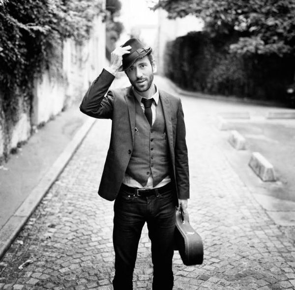 Le nouvel album de Charlie Winston, "Curio City", est sorti il y a deux jours et il y a des bons titres quand tout est trop long trop loin il y a cette chanson "too long" !