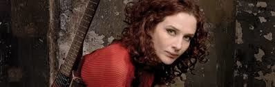 Elle ne fait décidément rien comme les autres, Claire Diterzi. Celle qui s'est donné pour ambition de faire de la « chanson contemporaine », comme on parle de théâtre contemporain, sort un nouvel album le 2 mars "69 battements par minutes" et l'extrait "infiniment petit" que voici la grandit encore et encore !
