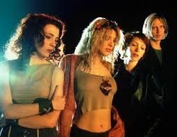 La chanson oublié ou presque, car je suis là pour remettre le souvenir de ce rock pur racé qui décoiffe pour vous, le groupe de Courtney Love "HOLE" fut a son apogée en 1995 avec le titre "violet" un titre qui dépote, parfois ça fait du bien d'évacuer isn't it ? attention chauve s'abstenir ...